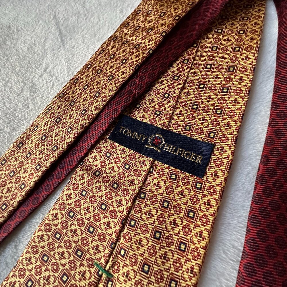 Vintage Tommy Hilfiger 100% Italian Silk Red & Gold Paisley 2 Tone Neck Tie